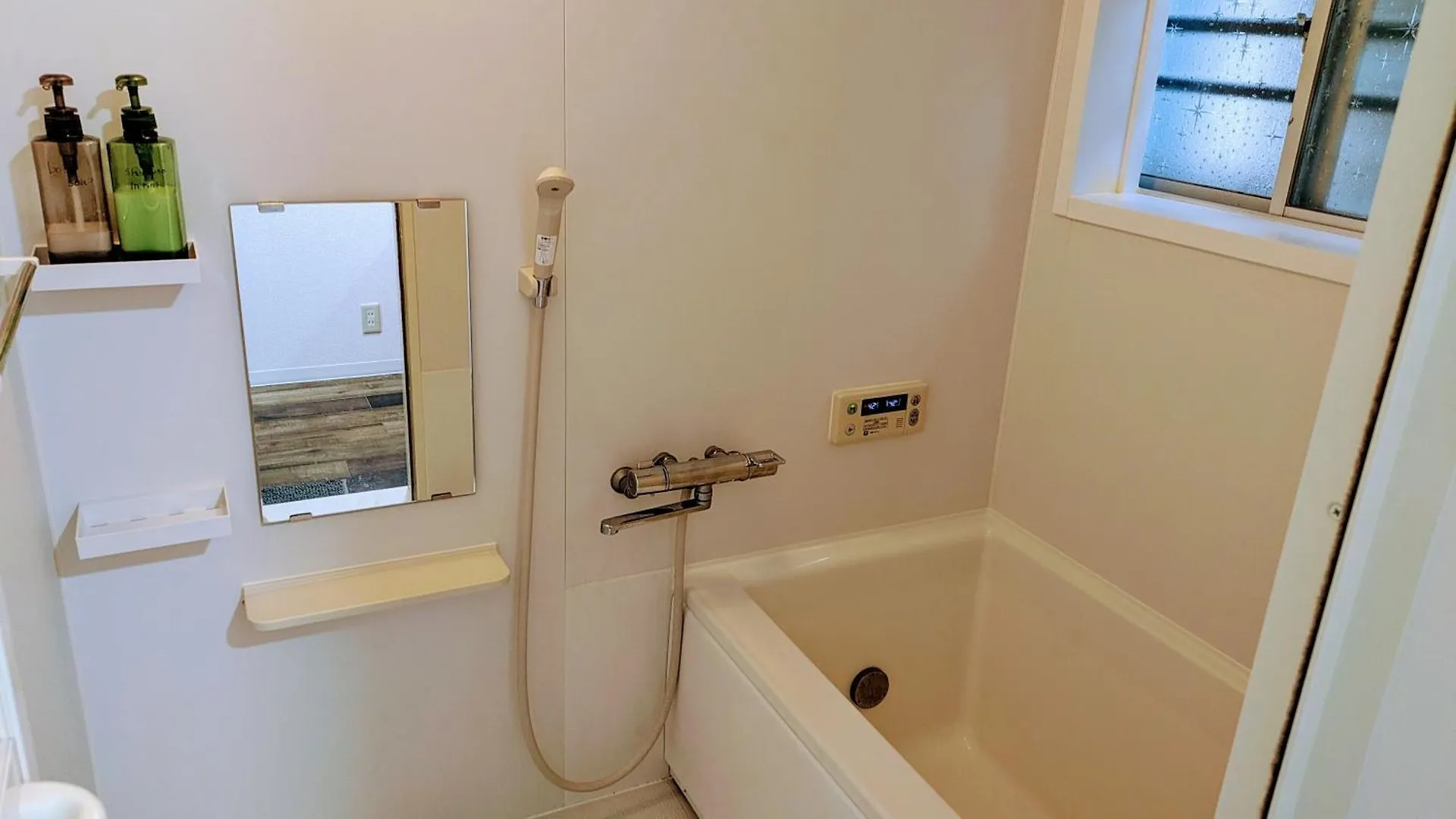 Apartament Umeda Oideya,梅田まで5分,古民家の貸切,最大8名,駅から徒歩5分 Osaka 0*,  Japonia